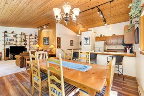 Dining - Lone Pine Retreat | Big Sky | Pet Friendly! (Big Sky)