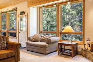 Smart TV, fireplace, books - Lone Pine Retreat | Big Sky | Pet Friendly! (Big Sky)