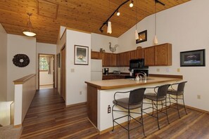 Fridge, microwave, oven, stovetop - Lone Pine Retreat | Big Sky | Pet Friendly! (Big Sky)