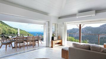 Smart TV, books, stereo, offices