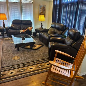 TV connectée, livres, espaces bureaux