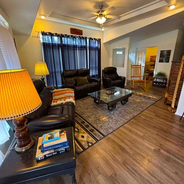 TV connectée, livres, espaces bureaux