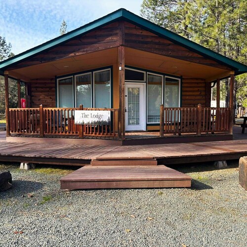 The Lodge - 3 bedroom, 2 bath Large Resort Cabin - Sleep Six easily. Call if you have more than six.