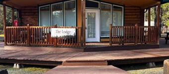 The Lodge - 3 bedroom, 2 bath Large Resort Cabin - Sleep Six easily. Call if you have more than six.