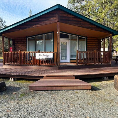 The Lodge - 3 bedroom, 2 bath Large Resort Cabin - Sleep Six easily. Call if you have more than six.