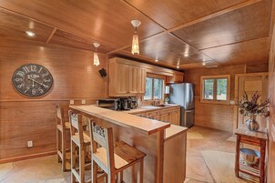 Full-size fridge, microwave, oven, dishwasher