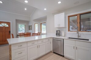 Mikrowelle, Ofen, Herdplatte, Geschirrspüler