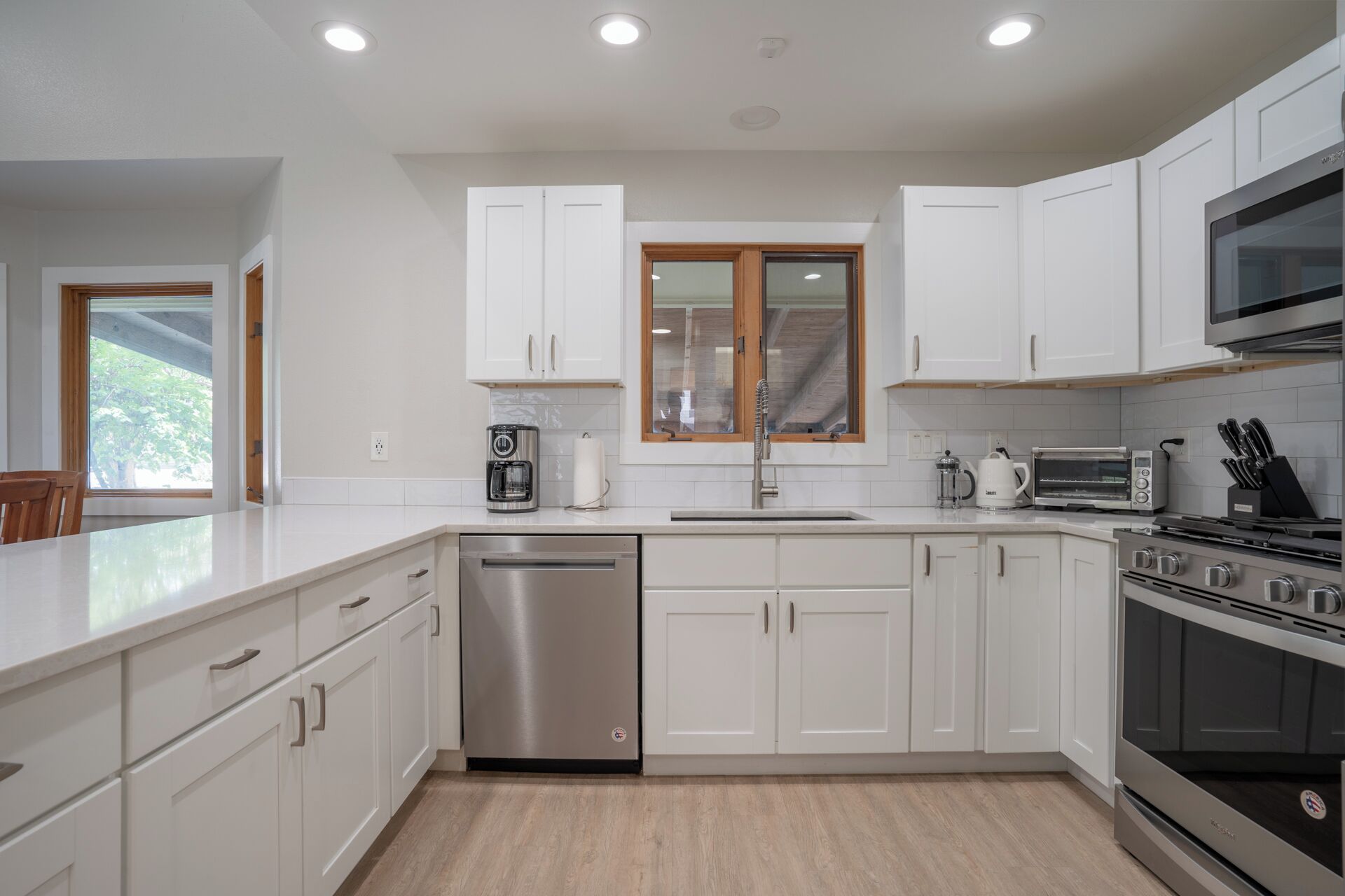 Microondas, horno, placa de cocina y lavavajillas