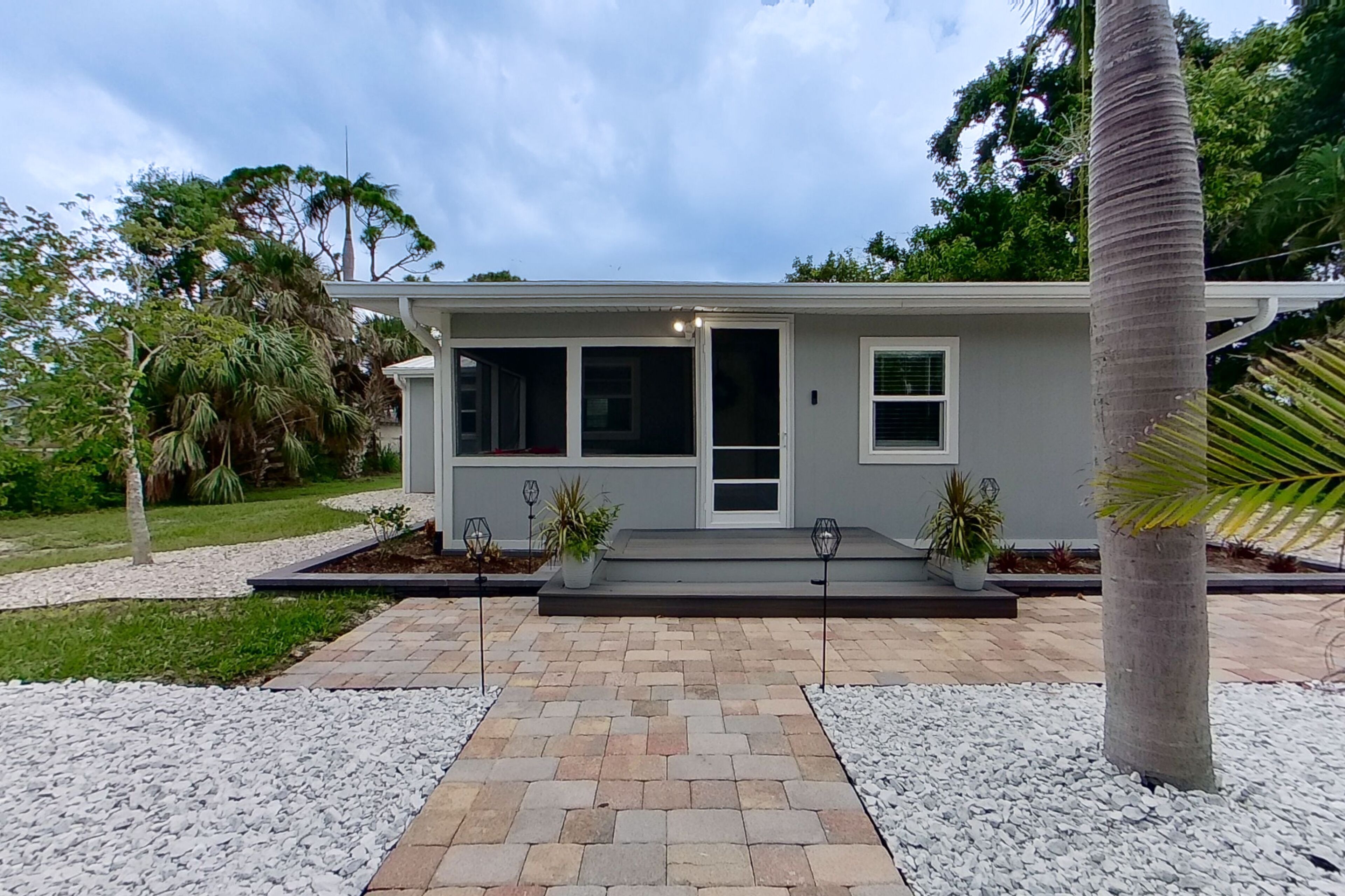 Updated, single-story cottage with great deck & large yard - 1 mile to town