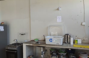 Full-size fridge, oven, dishwasher, blender
