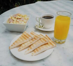 Daily cooked-to-order breakfast for a fee - La casa de Joan (Máncora)