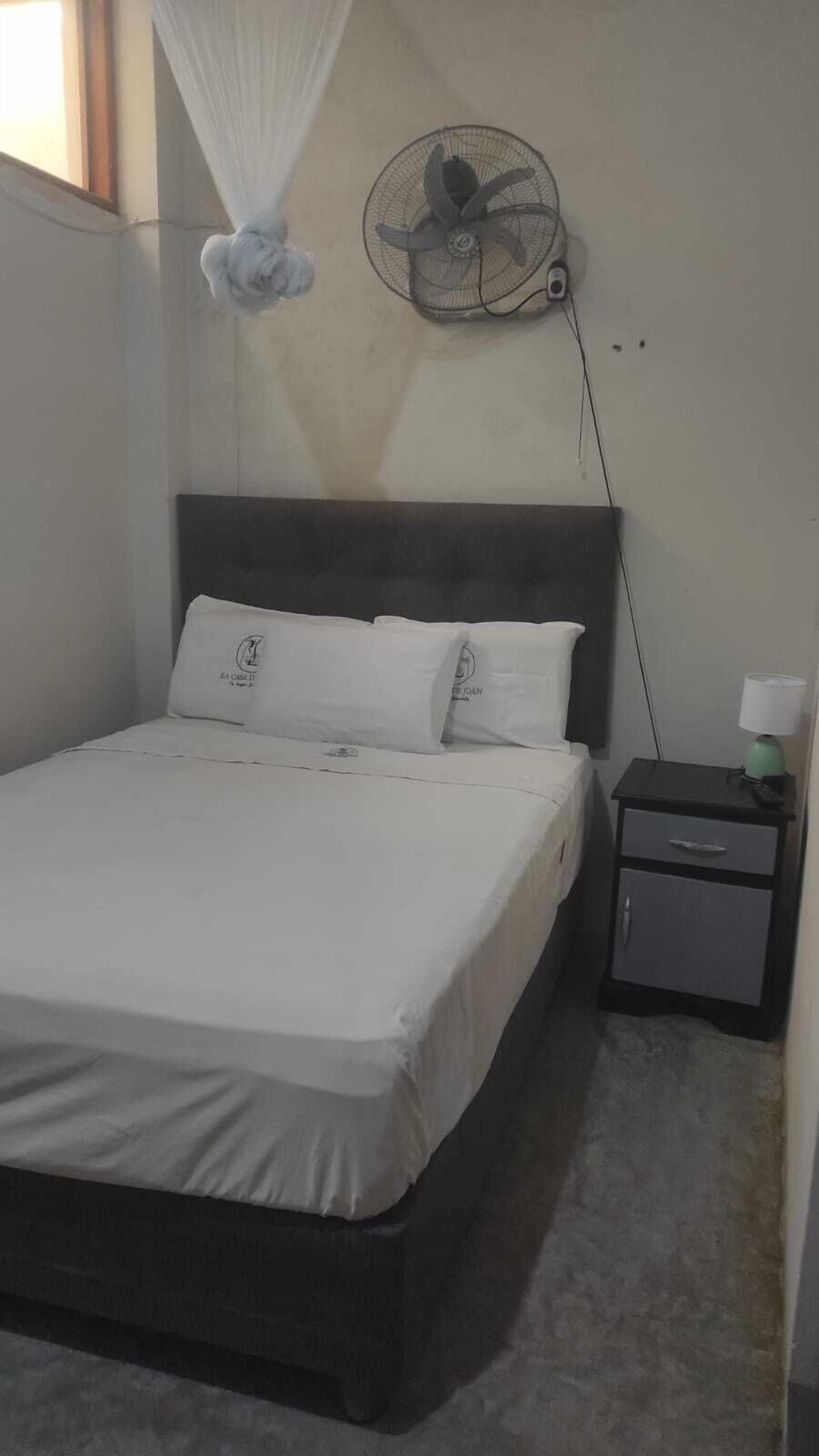 Baignoire et douche séparées, douche à « effet pluie »