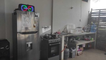 Full-size fridge, oven, dishwasher, blender