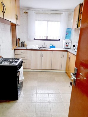 Kühlschrank, Mikrowelle, Ofen, Wasserkocher mit Kaffee-/Teezubehör