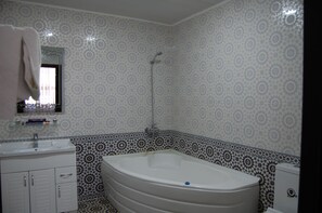 Habitació triple Deluxe | Bany | Banyera profunda, assecador de cabells, sabatilles i terres tèrmics 