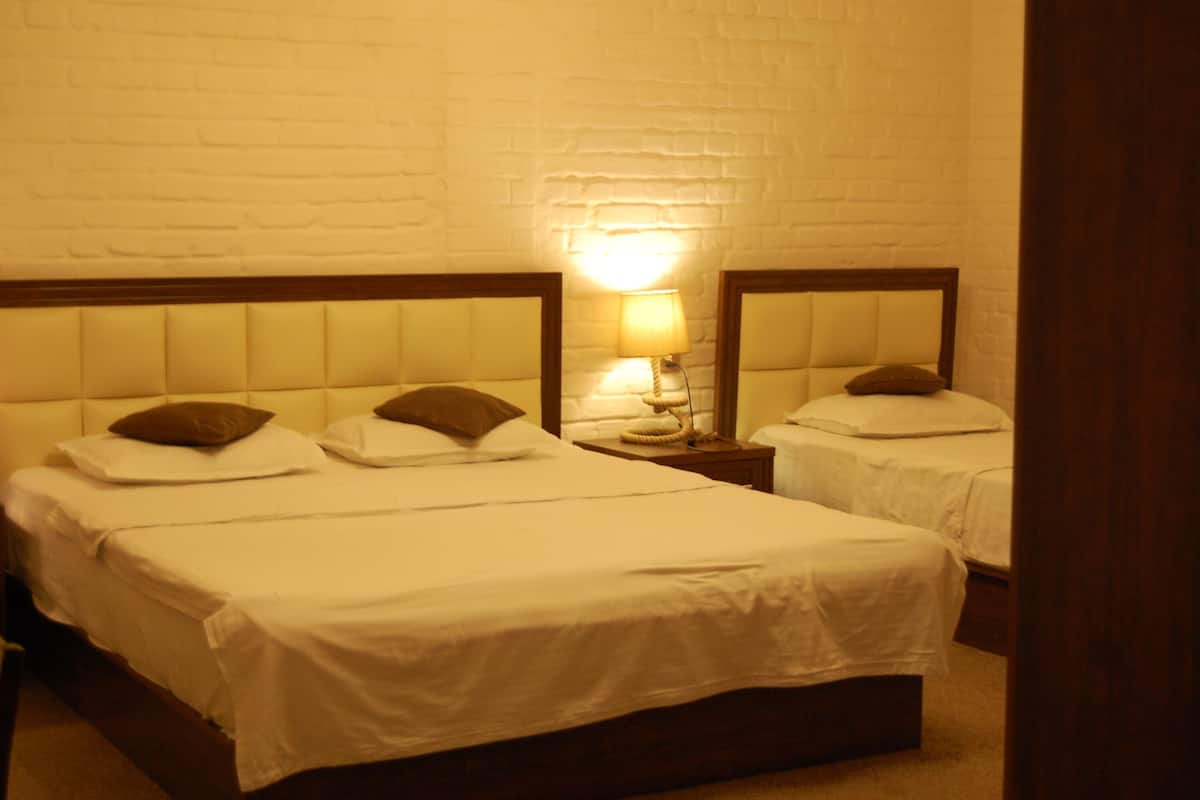 Deluxe Triple Room | Down comforters, desk, laptop workspace, blackout drapes