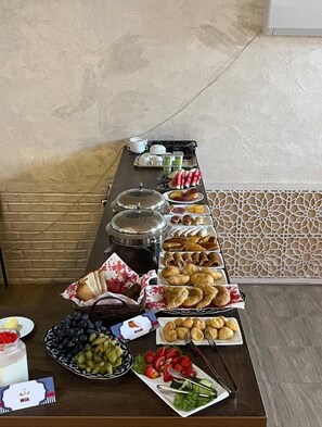 Buffet déjeuner gratuit tous les jours