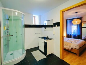 Dusche, Haartrockner, Handtücher