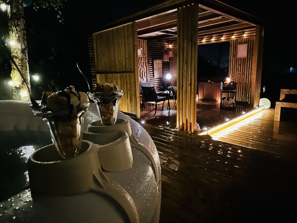 Outdoor spa tub - SEA VIEW APARTMENT FINNØY ISLAND STAVANGER (Rogaland)