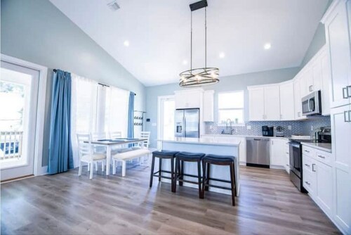 Stunning Comfortable Beach View House! Play Pool by the Beach! Great Family fun!