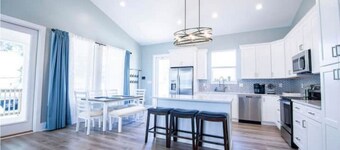 Stunning Comfortable Beach View House! Play Pool by the Beach! Great Family fun!