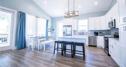 Stunning Comfortable Beach View House! Play Pool by the Beach! Great Family fun!