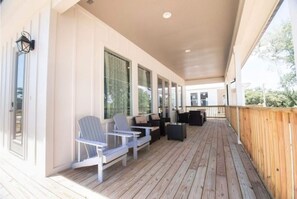 Terrace/patio - Stunning Comfortable Beach View House! Play Pool by the Beach! Great Family fun! (Gulfport)