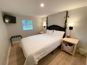 3 makuuhuonetta, silitysrauta/-lauta, ilmainen Wi-Fi, vuodevaatteet