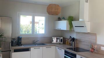 Køleskab, mikrobølgeovn, ovn, kogeplade