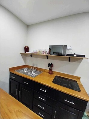 Réfrigérateur, micro-ondes, plaque de cuisson