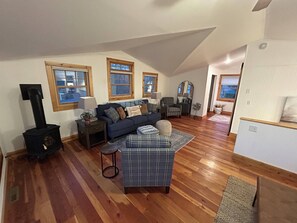 Smart TV, lareira, livros