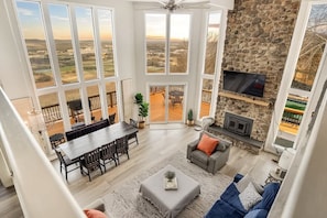 TV, fireplace, offices - Private Pool, Mountain Top Views & Home Theater (Hot Springs)