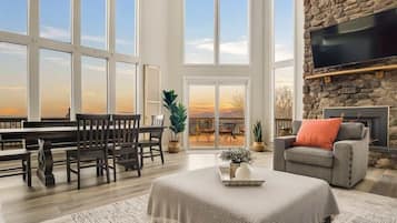 TV, caminetto, studio