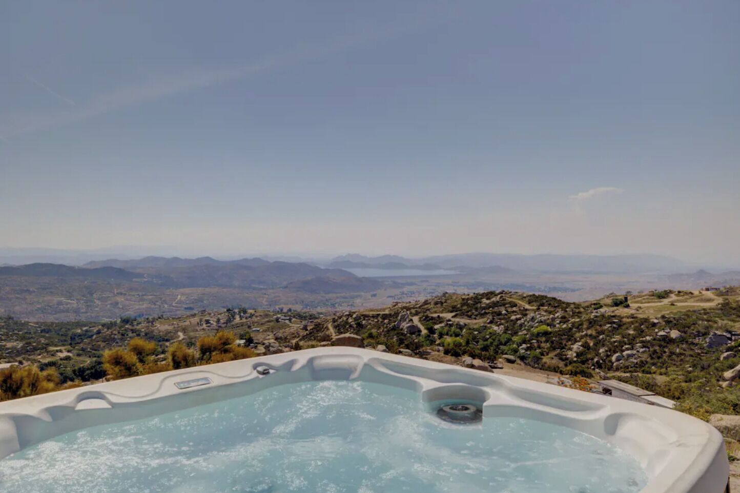 Peaceful home with 360 degree lake, mountain, and city views