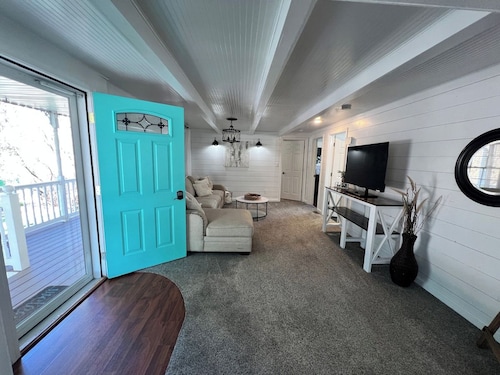 Sunshine Cottage | Near Whitewater Park | Sleeps 10