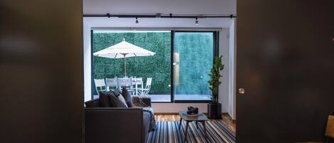 2 bedrooms, in-room safe, desk, iron/ironing board
