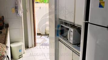 Refrigerador, microondas, parrilla de estufa y licuadora