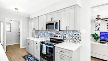 Jääkaappi, mikroaaltouuni, uuni, liesi