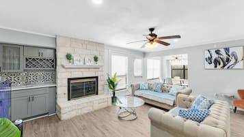 Televisio, takka, pöytätennispöytä