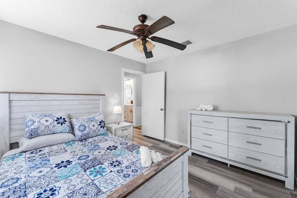 4 bedrooms, iron/ironing board, bed sheets