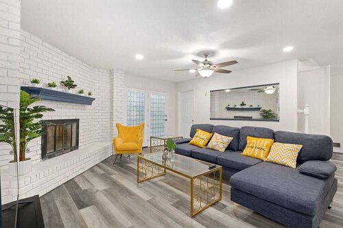 Newly remodeled 5BR 3BA w/pool 16 ppl