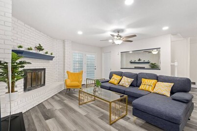 Newly remodeled 5BR 3BA w/pool 16 ppl