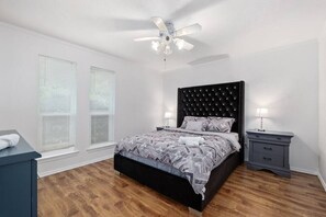 5 عدّة غرف نوم ومكواة/لوح كي وسرير سفر وواي فاي