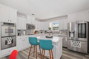 ثلاجة، ميكروويف، فرن، موقد طهي مسطح