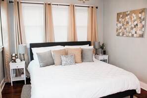 2 makuuhuonetta, työpöytä, silitysrauta/-lauta, ilmainen Wi-Fi