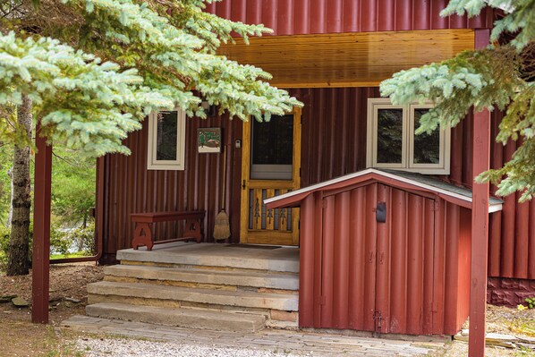 Front of property - Cozy Riverside Getaway Pine Bend Cottage (Grayling)