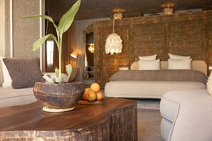 A cozy living room with a wooden coffee table, a potted plant, and a fruit bowl. - Les Palmiers Boutique Hôtel & Spa (Marrakech)