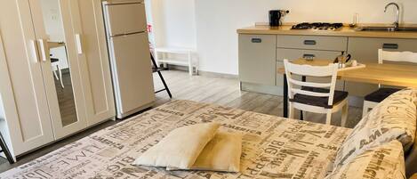 1 bedroom, travel crib, bed sheets
