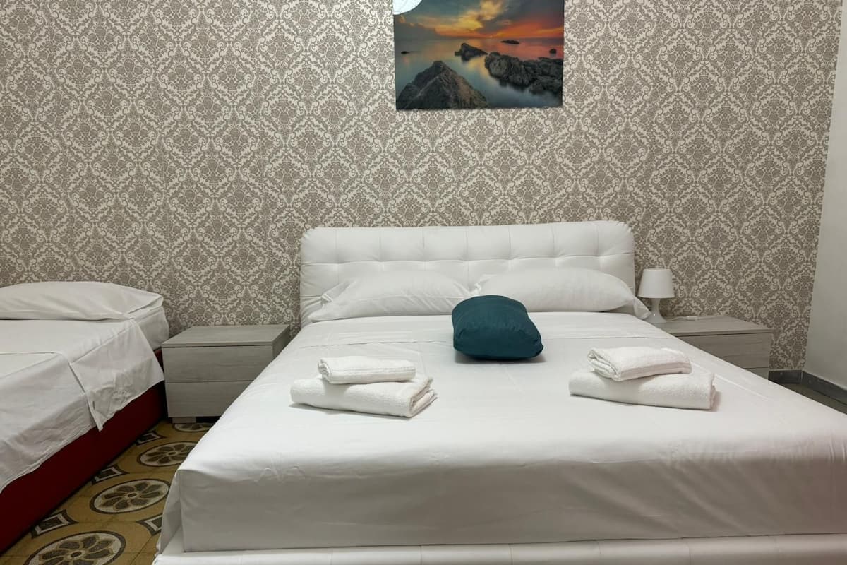 Desk, soundproofing, free WiFi, bed sheets