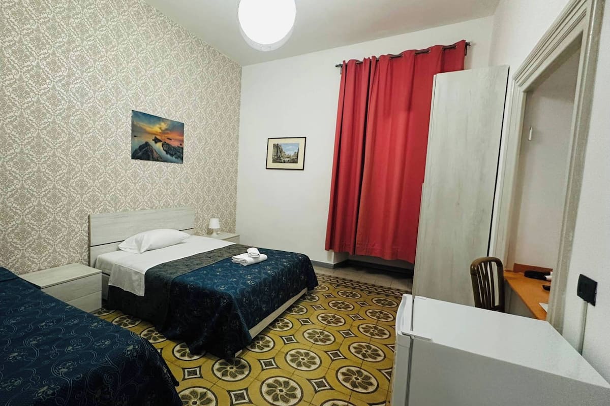 Desk, soundproofing, free WiFi, bed sheets
